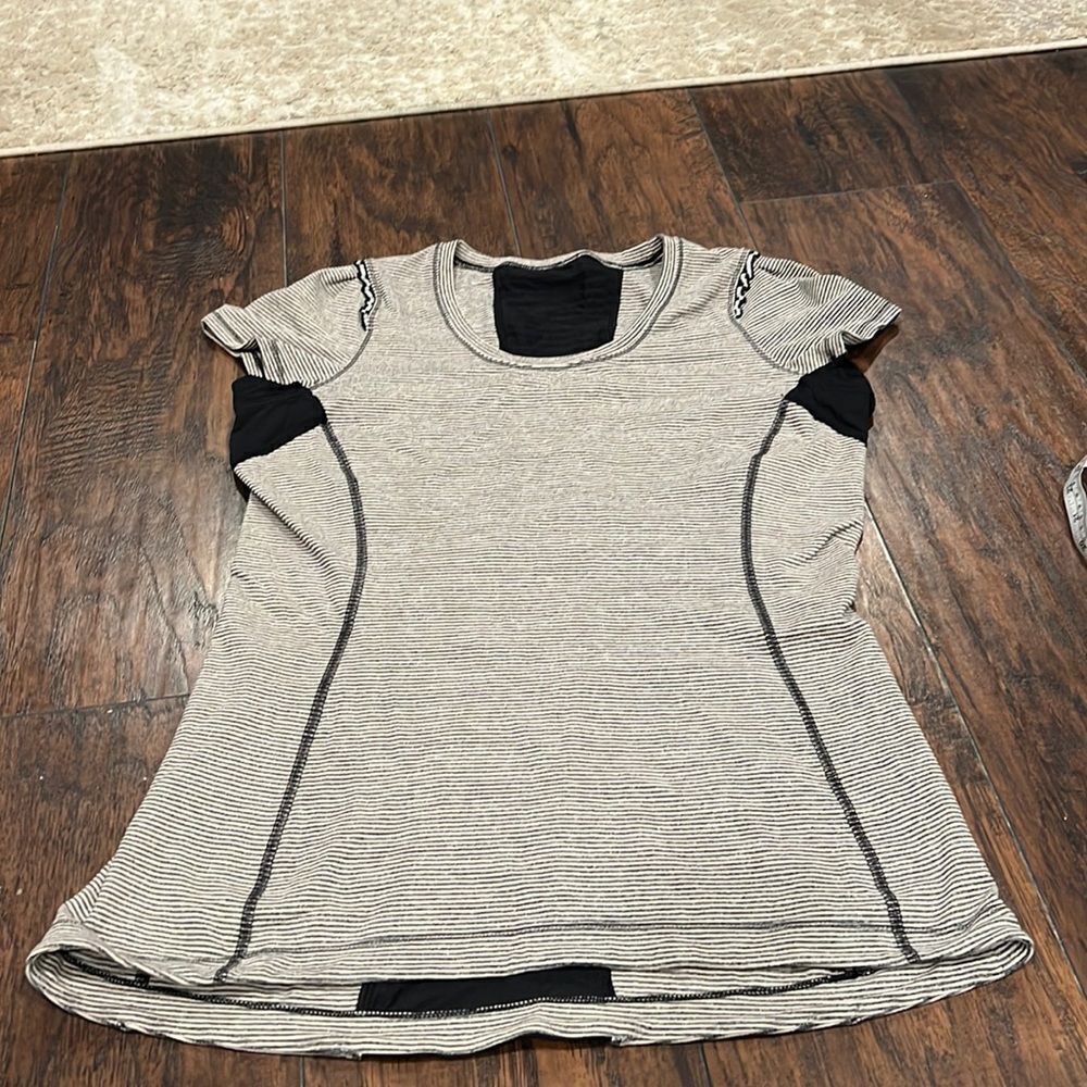 Lululemon Womens Black White Striped Short Sleeve Round Neck T Shirt Size 8 EUC
